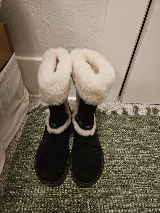 UGG Shoes - FLASH SALE:UGG Black and Cream Shearling Winter Boots